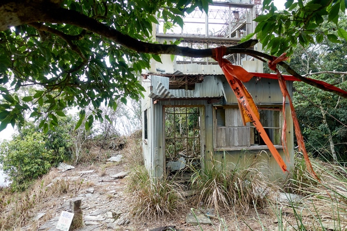 abanodned fire watchtower on top of ZuMuShan 足母山 - tree branch with ribbon in foreground